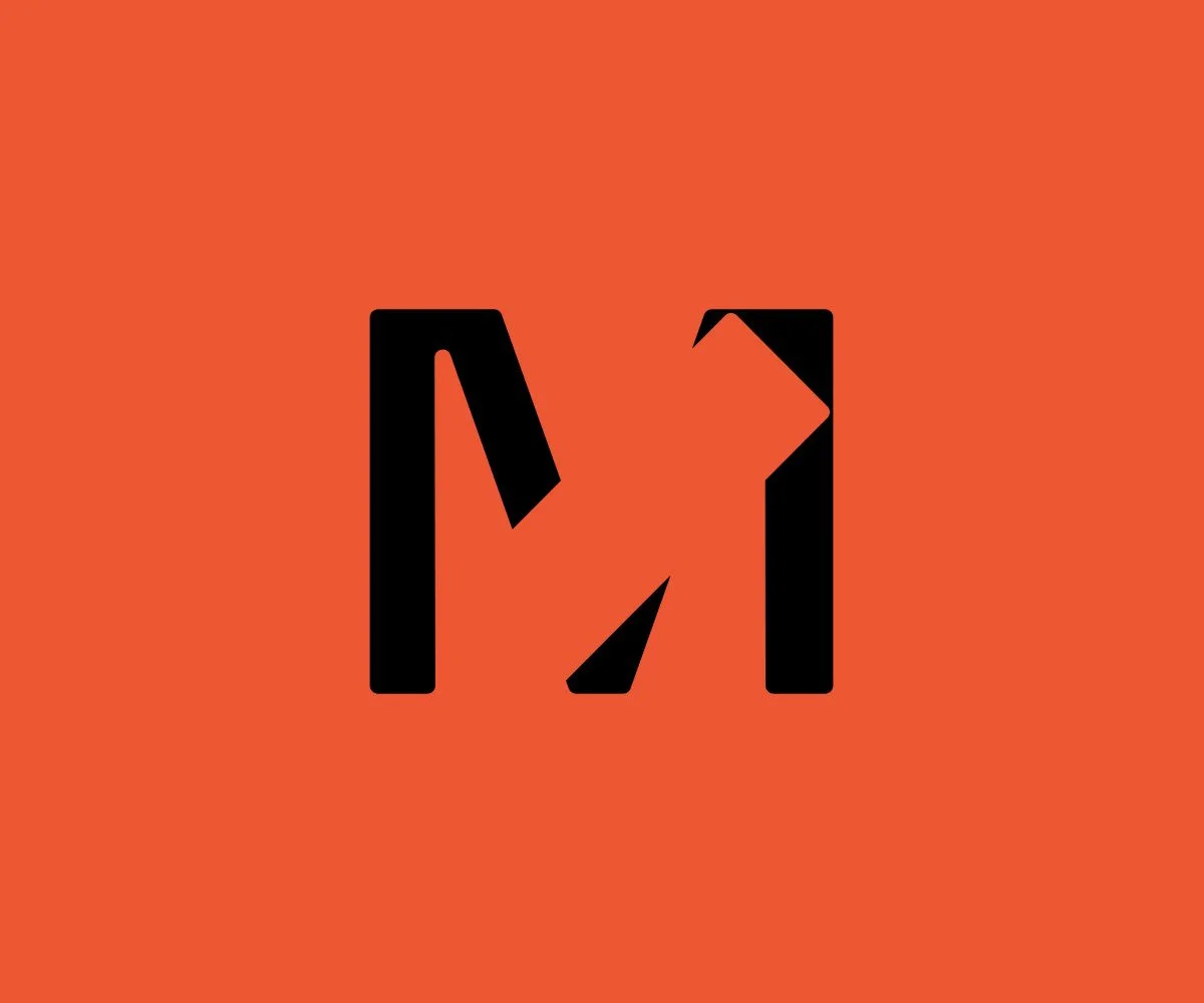 The Memoria Isotipe, an angular black M, on a bright orange background.